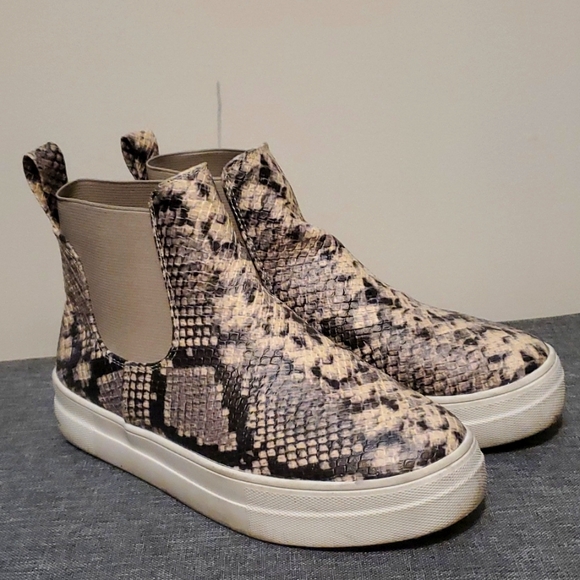 SHOES - Picture 1 of 3